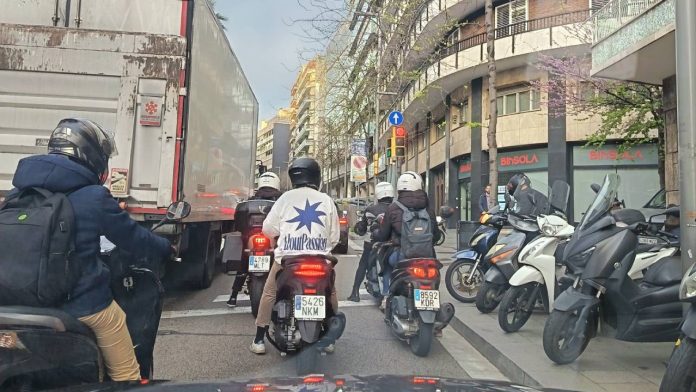 Varias motos accidentadas por un vertido de combustible en la ronda del General Mitre
