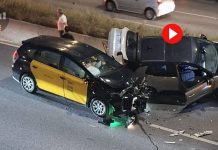 Aparatoso accidente entre un taxi, un coche y una motocicleta en la Granvia de l’Hospitalet Aparatoso accidente entre un taxi, un coche y una motocicleta en la Granvia de Hospitalet