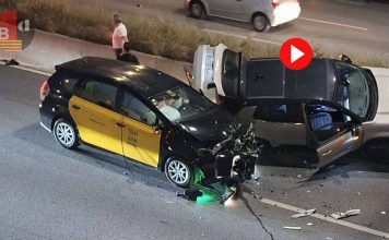 Aparatoso accidente entre un taxi, un coche y una motocicleta en la Granvia de l’Hospitalet Aparatoso accidente entre un taxi, un coche y una motocicleta en la Granvia de Hospitalet