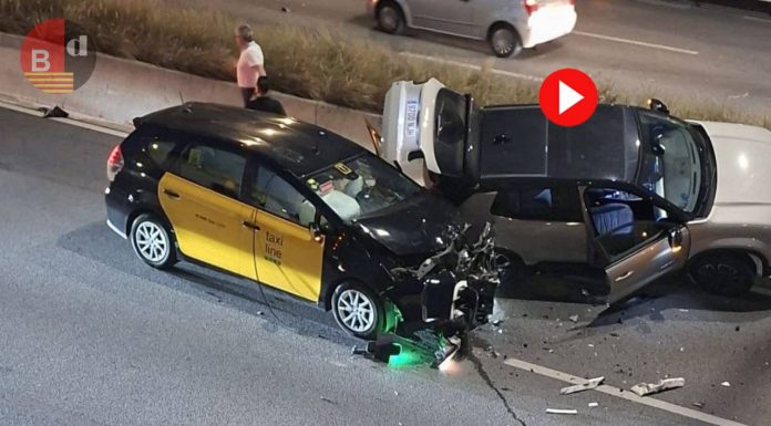 Aparatoso accidente entre un taxi, un coche y una motocicleta en la Granvia de l’Hospitalet Aparatoso accidente entre un taxi, un coche y una motocicleta en la Granvia de Hospitalet