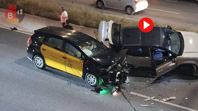 Aparatoso accidente entre un taxi, un coche y una motocicleta en la Granvia de Hospitalet