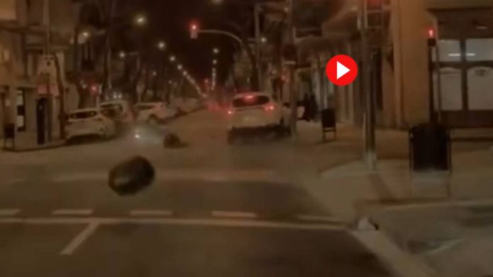 Atropella a un motorista parado en un semáforo en Sant Andreu