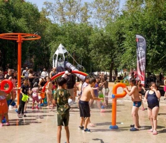 Barcelona amplía la red de juegos de agua para hacer frente a las altas temperaturas Barcelona amplía la red de juegos de agua para hacer frente a las altas temperaturas