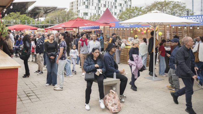 Barcelona celebra el comercio de proximidad con una feria multitudinaria en Glòries