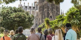 Barcelona refuerza el programa “Juguem a les places” en zonas de alta afluencia turística Barcelona refuerza el programa “Juguem a les places” en zonas de alta afluencia turística