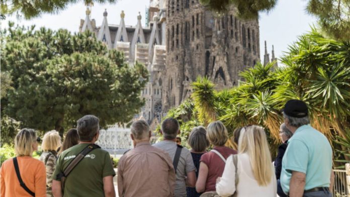 Barcelona refuerza el programa “Juguem a les places” en zonas de alta afluencia turística
