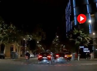 Conducción temeraria en el Eixample que termina en fuga tras impactar con un taxi Conducción temeraria en el Eixample que termina en fuga tras impactar con un taxi