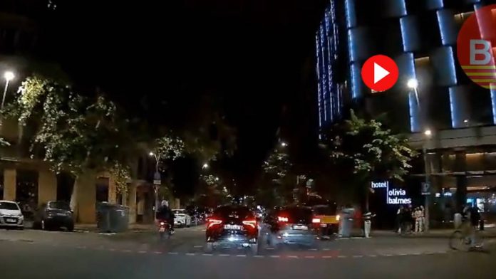 Conducción temeraria en el Eixample que termina en fuga tras impactar con un taxi