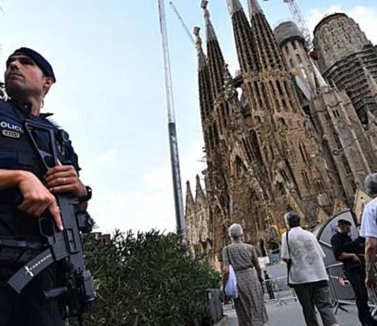 Controles de acceso a los vecinos de la Sagrada Familia durante la visita papal Controles de acceso a los vecinos de la Sagrada Familia durante la visita papal