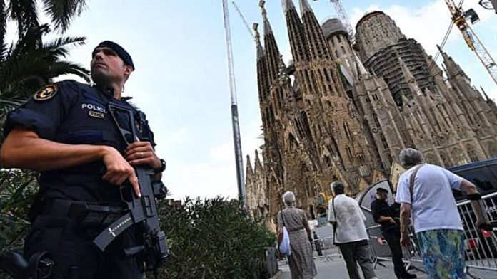 Controles de acceso a los vecinos de la Sagrada Familia durante la visita papal