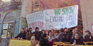 Desahucian a una familia con menores en el Raval pese a los intentos de mediación Desahucian a una familia con menores en el Raval pese a los intentos de mediación