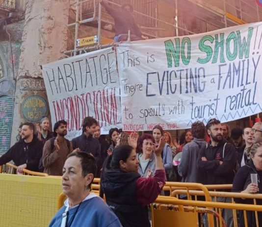 Desahucian a una familia con menores en el Raval pese a los intentos de mediación Desahucian a una familia con menores en el Raval pese a los intentos de mediación