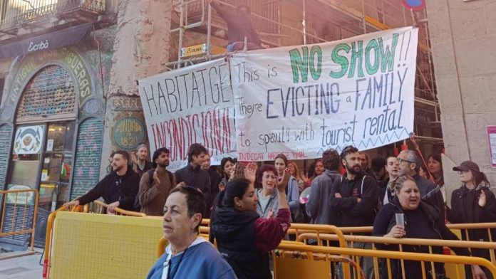 Desahucian a una familia con menores en el Raval pese a los intentos de mediación