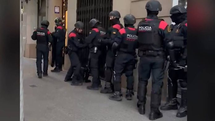 Detenciones por robos violentos a jóvenes vulnerables en Barcelona