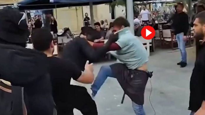 Detenido en la Barceloneta tras agredir a un camarero con piedras y vasos