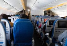 Detenido un octogenario por una agresión sexual en un vuelo en Barcelona Detenido un octogenario por una agresión sexual en un vuelo en Barcelona