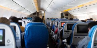 Detenido un octogenario por una agresión sexual en un vuelo en Barcelona Detenido un octogenario por una agresión sexual en un vuelo en Barcelona