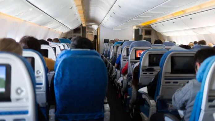 Detenido un octogenario por una agresión sexual en un vuelo en Barcelona Detenido un octogenario por una agresión sexual en un vuelo en Barcelona