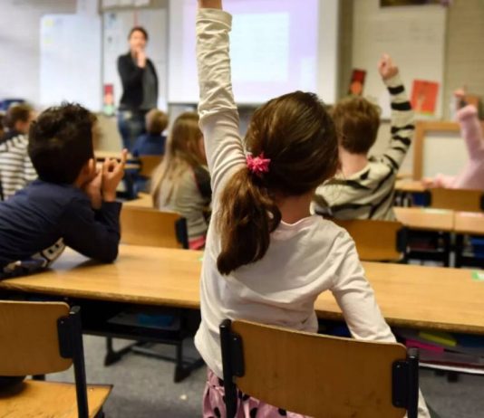 Educación y sindicatos sellan un preacuerdo que queda en manos del profesorado Educación y sindicatos sellan un preacuerdo que queda en manos del profesorado