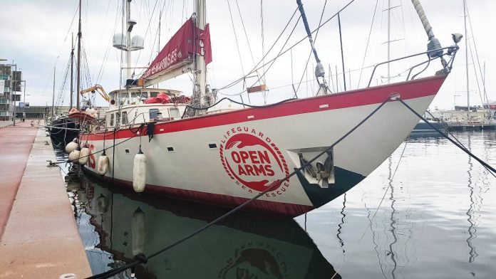 El Astral de Open Arms parte desde Barcelona en una misión humanitaria hacia Cuba