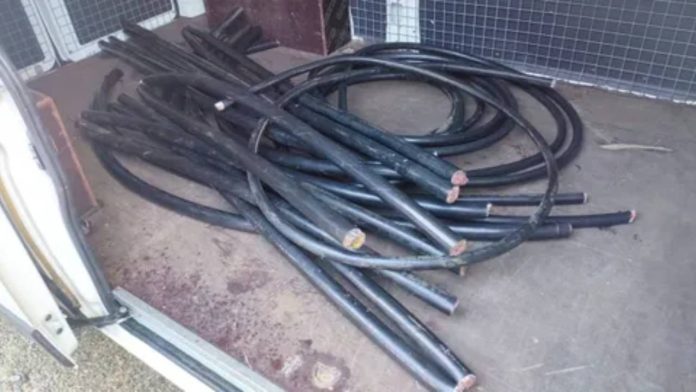 El robo de cableado en una finca del Eixample acaba con una peatona herida