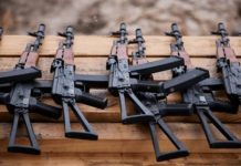 Huyen por la AP-7 dejando abandonados 12 fusiles de asalto AK-74 Huyen por la AP-7 dejando abandonados 12 fusiles de asalto AK-74