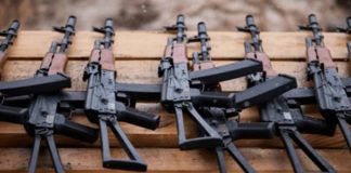 Huyen por la AP-7 dejando abandonados 12 fusiles de asalto AK-74 Huyen por la AP-7 dejando abandonados 12 fusiles de asalto AK-74