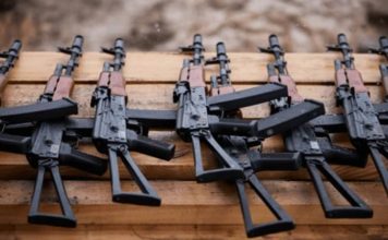 Huyen por la AP-7 dejando abandonados 12 fusiles de asalto AK-74 Huyen por la AP-7 dejando abandonados 12 fusiles de asalto AK-74