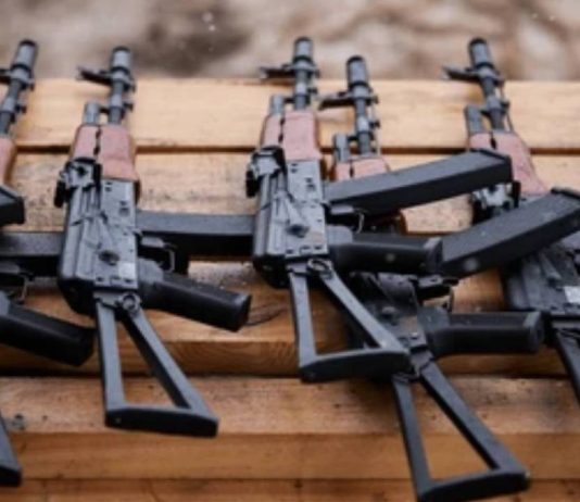 Huyen por la AP-7 dejando abandonados 12 fusiles de asalto AK-74 Huyen por la AP-7 dejando abandonados 12 fusiles de asalto AK-74