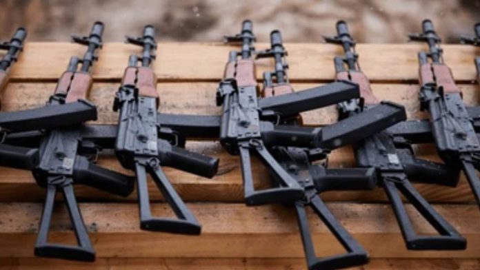 Huyen por la AP-7 dejando abandonados 12 fusiles de asalto AK-74