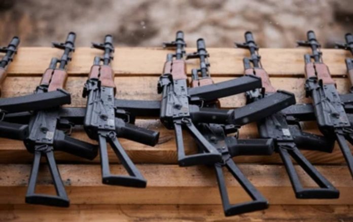Huyen por la AP-7 dejando abandonados 12 fusiles de asalto AK-74