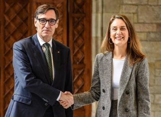 Illa asegura los presupuestos tras cerrar un acuerdo con Comuns y ERC Illa asegura los presupuestos tras cerrar un acuerdo con Comuns y ERC