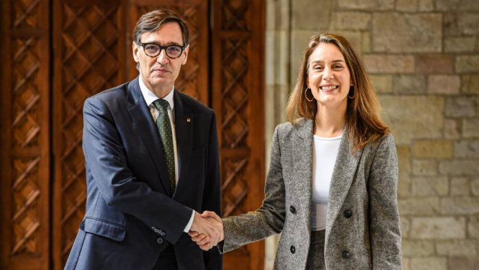Illa asegura los presupuestos tras cerrar un acuerdo con Comuns y ERC Illa asegura los presupuestos tras cerrar un acuerdo con Comuns y ERC