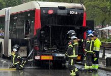 Incendio de un autobús de TMB en el paseo de Joan de Borbó sin heridos Incendio de un autobús de TMB en el paseo de Joan de Borbó sin heridos