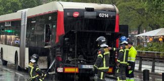 Incendio de un autobús de TMB en el paseo de Joan de Borbó sin heridos Incendio de un autobús de TMB en el paseo de Joan de Borbó sin heridos