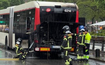 Incendio de un autobús de TMB en el paseo de Joan de Borbó sin heridos Incendio de un autobús de TMB en el paseo de Joan de Borbó sin heridos
