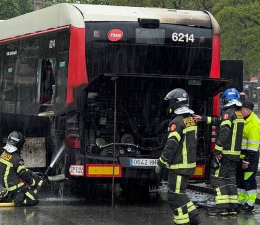 Incendio de un autobús de TMB en el paseo de Joan de Borbó sin heridos Incendio de un autobús de TMB en el paseo de Joan de Borbó sin heridos
