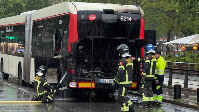Incendio de un autobús de TMB en el paseo de Joan de Borbó sin heridos