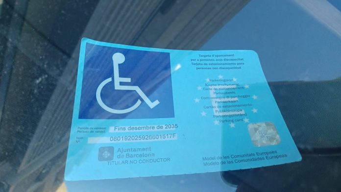 La Sindicatura pide anular una multa a un conductor con movilidad reducida cuya tarjeta cayó dentro del coche