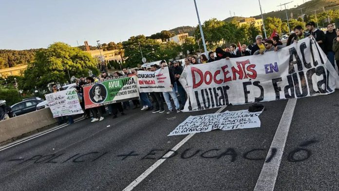 Las movilizaciones de docentes provocan cortes de tráfico en Barcelona y alrededores