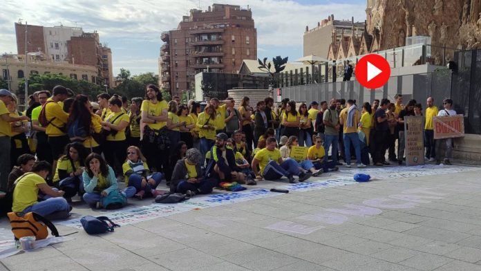 Los docentes en huelga ocupan la Sagrada Família con un aula simbólica