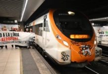 Plataformas de usuarios rechazan el tren lanzadera al aeropuerto de Barcelona Plataformas de usuarios rechazan el tren lanzadera al aeropuerto de Barcelona