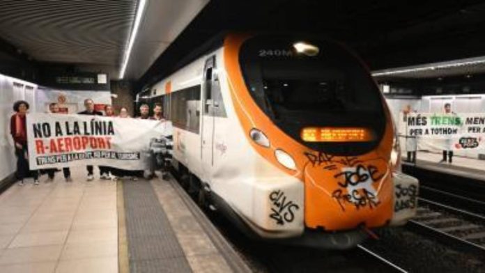 Plataformas de usuarios rechazan el tren lanzadera al aeropuerto de Barcelona