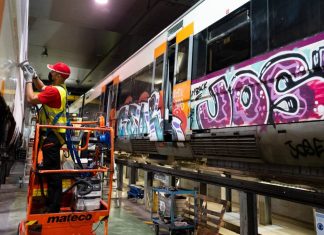 Renfe acelera la limpieza de grafitis con un nuevo disolvente y ampliará los puntos de actuación en Catalunya Renfe acelera la limpieza de grafitis con un nuevo disolvente y ampliará los puntos de actuación en Catalunya