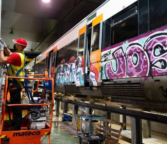 Renfe acelera la limpieza de grafitis con un nuevo disolvente y ampliará los puntos de actuación en Catalunya Renfe acelera la limpieza de grafitis con un nuevo disolvente y ampliará los puntos de actuación en Catalunya