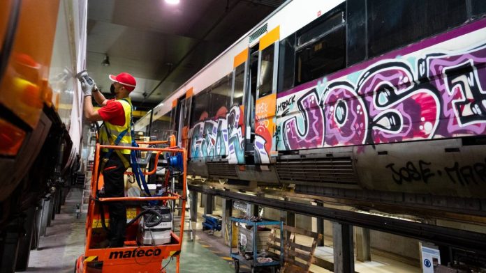 Renfe acelera la limpieza de grafitis con un nuevo disolvente y ampliará los puntos de actuación en Catalunya