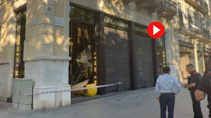 Robo con alunizaje en Passeig de Gràcia asaltan la tienda de lujo Dolce & Gabbana