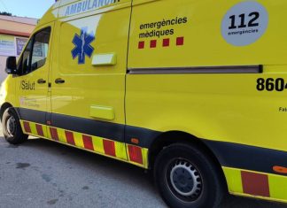 Una mujer, grave tras ser atropellada por un camión en el Carmel Un menor apuñalado en la zona del Fòrum en una noche con dos agresiones