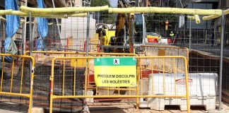 Som Sant Antoni reclama soluciones ante el «mercado de la miseria» y las obras de la L8 Som Sant Antoni reclama soluciones ante el "mercado de la miseria" y las obras de la L8