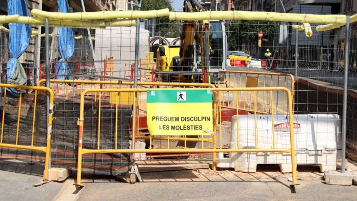Som Sant Antoni reclama soluciones ante el "mercado de la miseria" y las obras de la L8